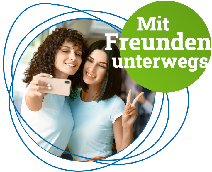Zwei Frauen machen ein Selfie im Bus.