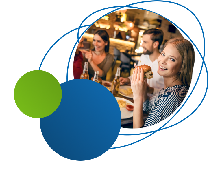 Eine Frau zeigt ein Smartphone mit dem Ticket des VRT.