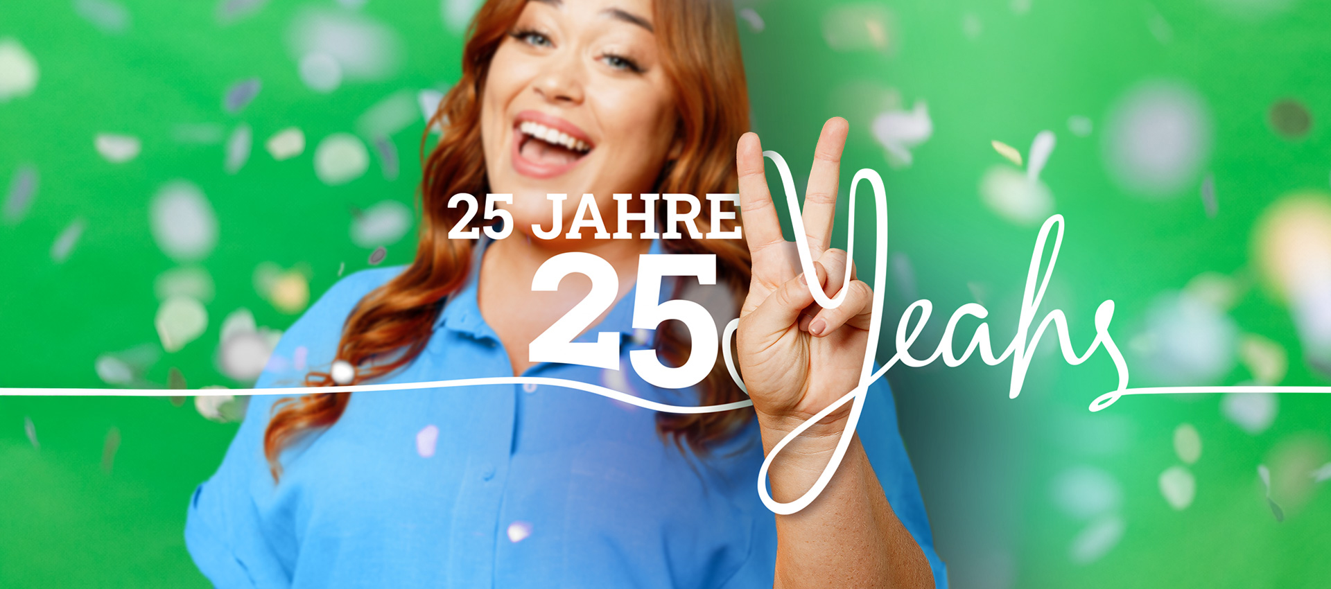 Eine Frau feiert mit dem VRT das Jubiläum.