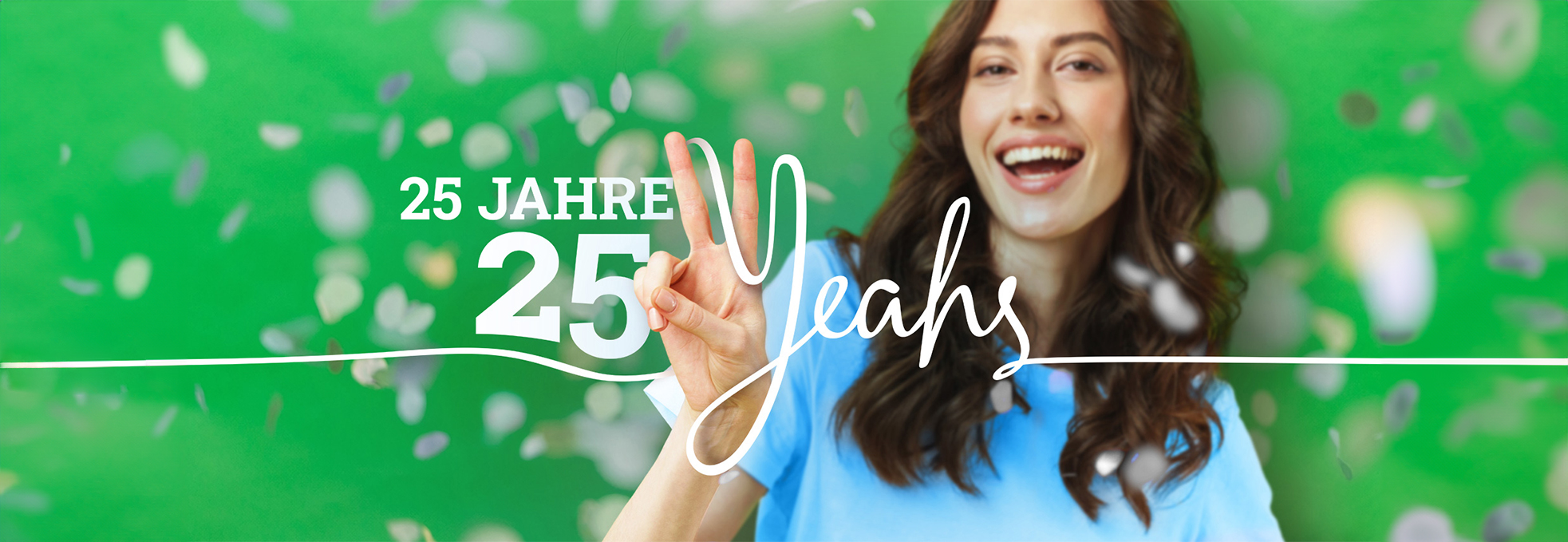 Eine Frau lacht in die amera und feiert mit dem VRT das Jubläum.