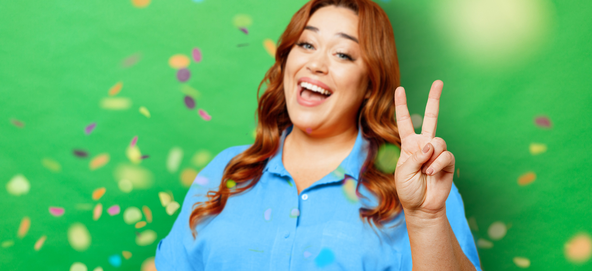 Eine Frau feiert mit dem VRT.